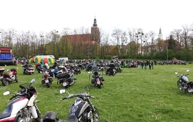 Festiwal Foodtruck&oacute;w Żarciowozy + Otwarcie sezonu motocyklowego w Namysłowie 56