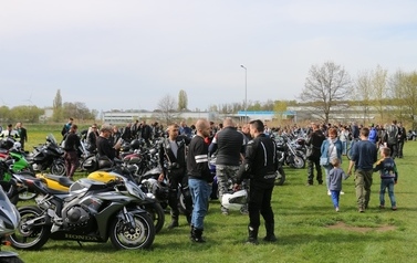 Festiwal Foodtruck&oacute;w Żarciowozy + Otwarcie sezonu motocyklowego w Namysłowie 86