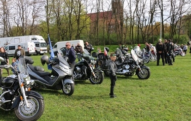 Festiwal Foodtruck&oacute;w Żarciowozy + Otwarcie sezonu motocyklowego w Namysłowie 90