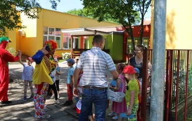 Wizyta w plac&oacute;wkach opiekuńczych z okazji Dnia Dziecka 2022 54