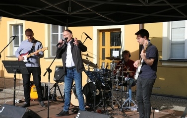 Letnia Scena NOK - 10.07.2022r. (koncert WWSosnowski, gry i zabawy dla dzieci, plener malarski) 9