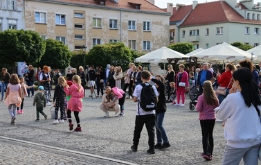 Letnia Scena NOK - 10.07.2022r. (koncert WWSosnowski, gry i zabawy dla dzieci, plener malarski) 18