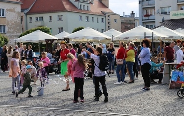 Letnia Scena NOK - 10.07.2022r. (koncert WWSosnowski, gry i zabawy dla dzieci, plener malarski) 20