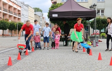 Letnia Scena NOK - 10.07.2022r. (koncert WWSosnowski, gry i zabawy dla dzieci, plener malarski) 78