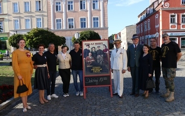Letnia Scena NOK - Namysłowski Festiwal Piosenki Seniora + Wystawa zabytkowych rower&oacute;w, Pokaz mody z lat 20 i 30 4