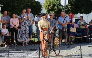 Letnia Scena NOK - Namysłowski Festiwal Piosenki Seniora + Wystawa zabytkowych rower&oacute;w, Pokaz mody z lat 20 i 30 32