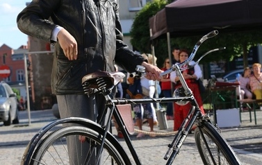 Letnia Scena NOK - Namysłowski Festiwal Piosenki Seniora + Wystawa zabytkowych rower&oacute;w, Pokaz mody z lat 20 i 30 46