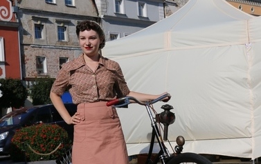 Letnia Scena NOK - Namysłowski Festiwal Piosenki Seniora + Wystawa zabytkowych rower&oacute;w, Pokaz mody z lat 20 i 30 48
