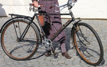 Letnia Scena NOK - Namysłowski Festiwal Piosenki Seniora + Wystawa zabytkowych rower&oacute;w, Pokaz mody z lat 20 i 30 50