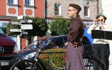 Letnia Scena NOK - Namysłowski Festiwal Piosenki Seniora + Wystawa zabytkowych rower&oacute;w, Pokaz mody z lat 20 i 30 52