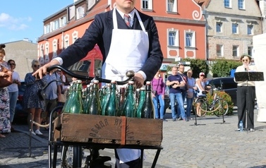 Letnia Scena NOK - Namysłowski Festiwal Piosenki Seniora + Wystawa zabytkowych rower&oacute;w, Pokaz mody z lat 20 i 30 69