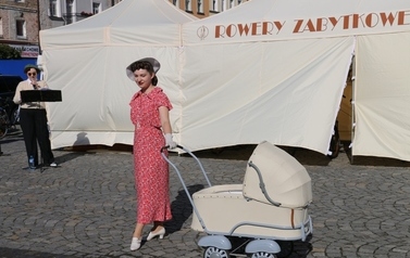 Letnia Scena NOK - Namysłowski Festiwal Piosenki Seniora + Wystawa zabytkowych rower&oacute;w, Pokaz mody z lat 20 i 30 71