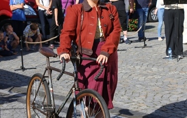 Letnia Scena NOK - Namysłowski Festiwal Piosenki Seniora + Wystawa zabytkowych rower&oacute;w, Pokaz mody z lat 20 i 30 76