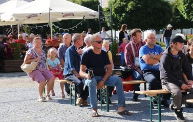 Letnia Scena NOK - Namysłowski Festiwal Piosenki Seniora + Wystawa zabytkowych rower&oacute;w, Pokaz mody z lat 20 i 30 79