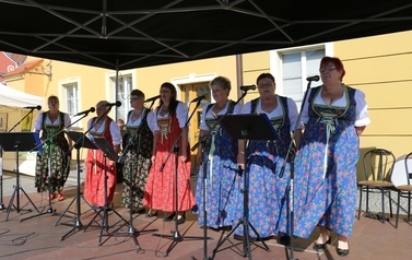 Letnia Scena NOK - Namysłowski Festiwal Piosenki Seniora + Wystawa zabytkowych rower&oacute;w, Pokaz mody z lat 20 i 30 85