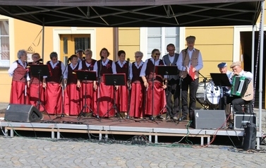 Letnia Scena NOK - Namysłowski Festiwal Piosenki Seniora + Wystawa zabytkowych rower&oacute;w, Pokaz mody z lat 20 i 30 92