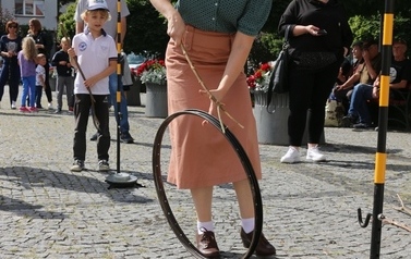 Letnia Scena NOK - Namysłowski Festiwal Piosenki Seniora + Wystawa zabytkowych rower&oacute;w, Pokaz mody z lat 20 i 30 110