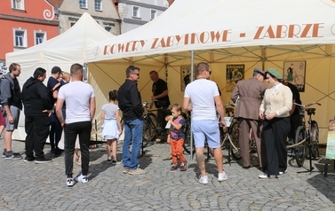Letnia Scena NOK - Namysłowski Festiwal Piosenki Seniora + Wystawa zabytkowych rower&oacute;w, Pokaz mody z lat 20 i 30 114