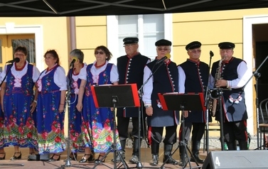 Letnia Scena NOK - Namysłowski Festiwal Piosenki Seniora + Wystawa zabytkowych rower&oacute;w, Pokaz mody z lat 20 i 30 119