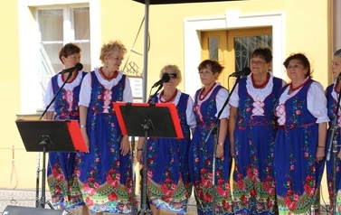 Letnia Scena NOK - Namysłowski Festiwal Piosenki Seniora + Wystawa zabytkowych rower&oacute;w, Pokaz mody z lat 20 i 30 120