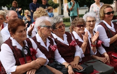 Letnia Scena NOK - Namysłowski Festiwal Piosenki Seniora + Wystawa zabytkowych rower&oacute;w, Pokaz mody z lat 20 i 30 154