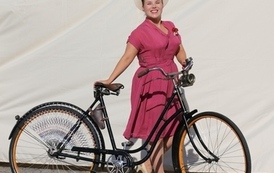 Letnia Scena NOK - Namysłowski Festiwal Piosenki Seniora + Wystawa zabytkowych rower&oacute;w, Pokaz mody z lat 20 i 30 42